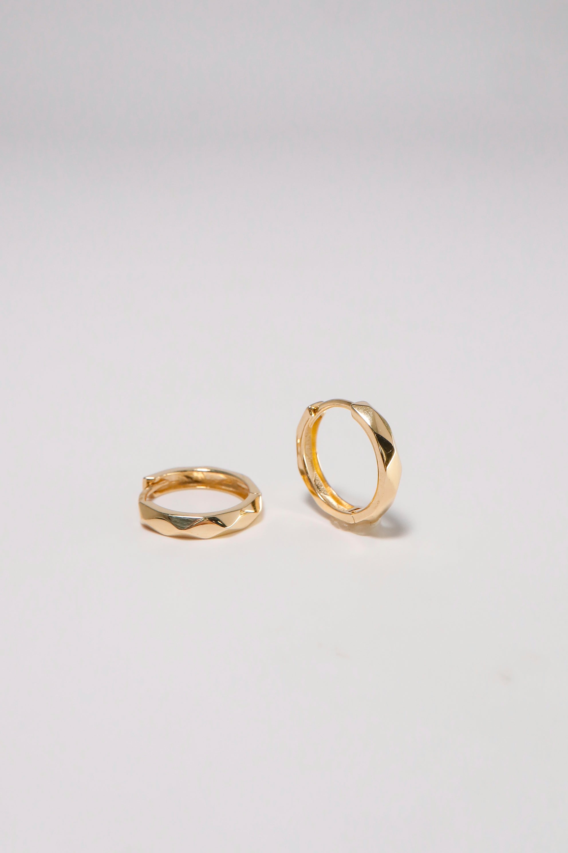 14K Solid Gold 15mm Diamond Cut Hoop Earring (2.5mm Thickness) - Pretty At Sam
