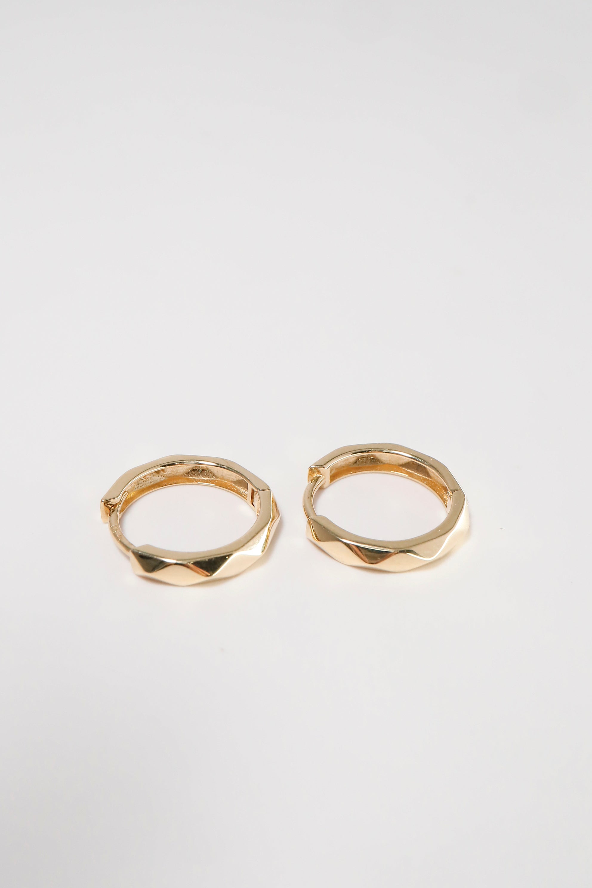 14K Solid Gold 15mm Diamond Cut Hoop Earring (2.5mm Thickness) - Pretty At Sam